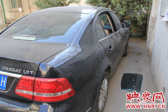 12月12日，鄭州金水區(qū)一小區(qū)汽車車窗被撬