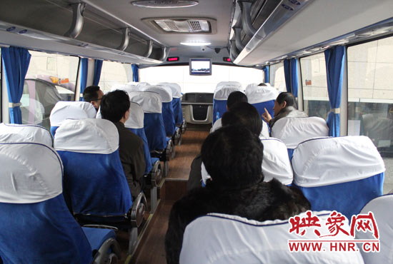 大巴車內(nèi)均在播放著這部以農(nóng)民工討薪為題材的微電影。