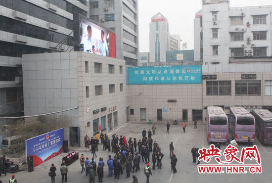 大巴車內(nèi)均在播放著這部以農(nóng)民工討薪為題材的微電影。