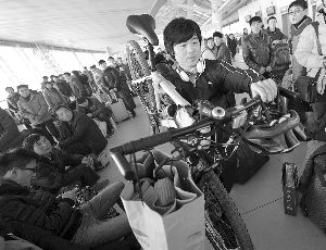 由于媽媽生病，盧文成只得中途放棄騎行改乘火車趕回老家。