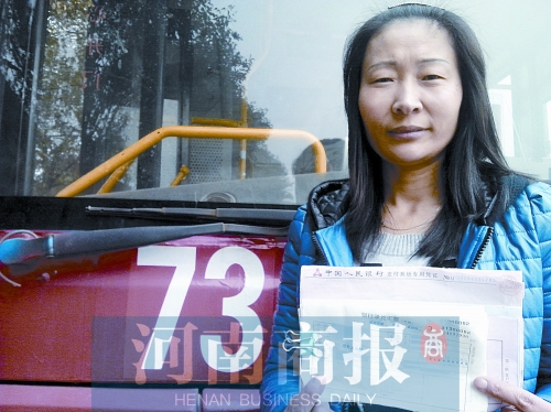 劉遂紅撿到的這疊匯票，總面額為2600萬元 記者 張郁/攝