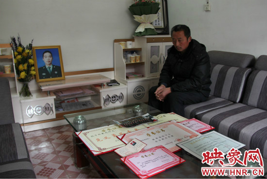 救火英雄鄭春光的父親和兒子獲得榮譽(yù)證書(shū)。