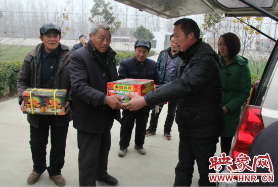 鄭春光的父親鄭慶兵和女兒鄭元元帶著他未完成的夢(mèng)想來(lái)到了鄭集鄉(xiāng)敬老院，看望慰問(wèn)居住在這里的五保老人。