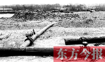 鄭州首座垃圾沼氣電廠并網(wǎng)發(fā)電，集氣管一端連接垃圾山深處，一端連接電廠集氣裝置