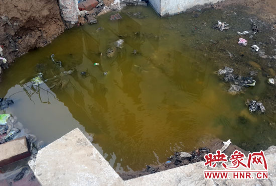 \路旁有一個(gè)水坑，污水不停在往外冒