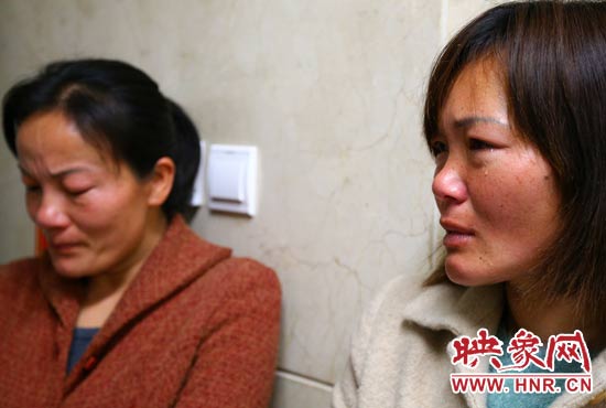 提及現(xiàn)狀，柴小快的女兒不住流淚。