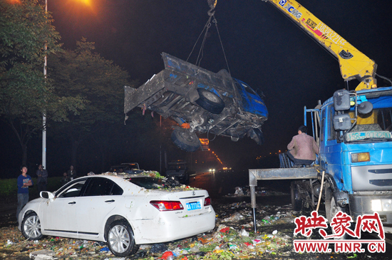 1點40許，兩輛車先后被吊起并拖離現場，停車場的幾位員工將路面清掃干凈，隨后該路段恢復通行。