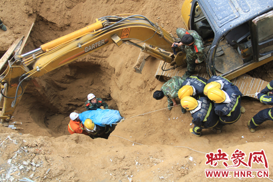14點10分，經(jīng)過4個多小時的救援，消防官兵發(fā)現(xiàn)被埋男子，現(xiàn)在正從6米多深的塔吊塌方處抬出。