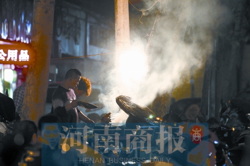 夜晚，鄭州街頭的燒烤攤 記者 王春勝/攝