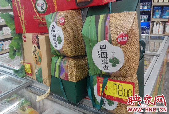 今年商場(chǎng)里的散裝、袋裝粽子多了，盒裝粽子的售價(jià)也更加親民。