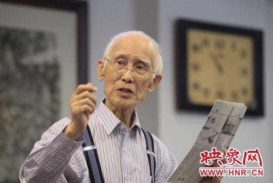 余光中現(xiàn)場朗誦新詩《招魂》。