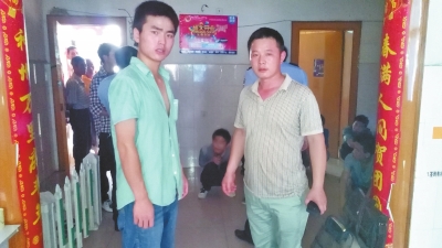 在吳文舉老師的幫助下，王強(qiáng)強(qiáng)（左）從傳銷窩點(diǎn)成功脫險(xiǎn)。