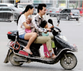 帶著孩子騎電動車，安全一定要放在第一位。