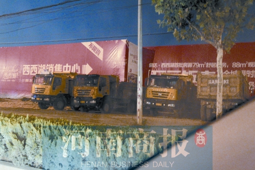 昨夜，記者發(fā)現(xiàn)一些工地外，渣土車們正在“休息”記者 鄧萬(wàn)里/攝