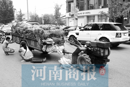 兩車相蹭后，小陳與妻子慌了神