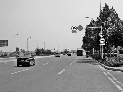 走訪鄭開大道，記者發(fā)現(xiàn)路上的限速標(biāo)志已明顯減少。