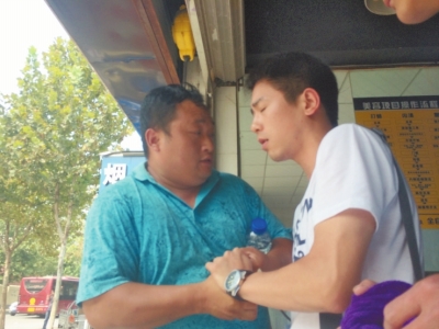 記者正查看照片，突遭藍(lán)衣男強(qiáng)搶手機(jī)。