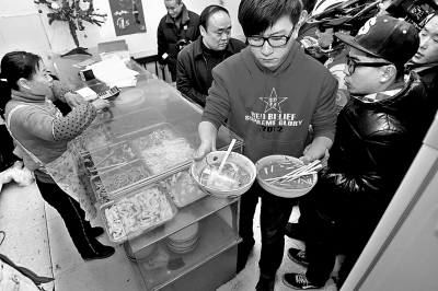 　　上圖2013年年初，很多鄭州市民光臨李剛的面館，掀起“全城吃面”熱潮。CFP供圖
