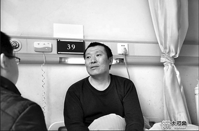 　　右圖李剛生前在醫(yī)院接受記者采訪。資料圖片