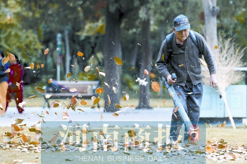 秋風(fēng)吹過(guò)，落葉滿地