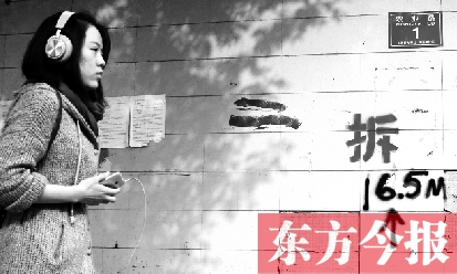 昨日，東方今報記者走訪農(nóng)業(yè)路沿線，看見“拆”字已上墻