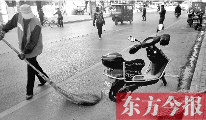 昨日，鄭州市中州大道上，穿梭于車(chē)流中上崗的環(huán)衛(wèi)工
