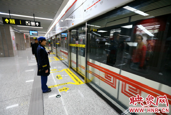 自11月29日起，鄭州地鐵將進一步縮短行車間隔。