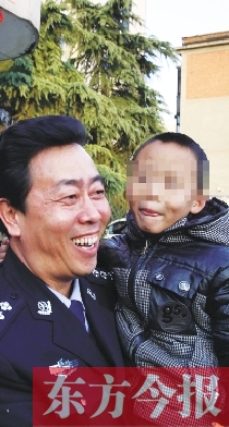 林州市公安局長(zhǎng)趙峰抱著滿臉笑容的曉宇（化名），也露出了笑容