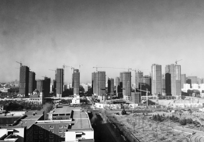 在鄭州市同一地點拍攝的照片，下為1月1日晴朗天氣，上為1月5日霧霾天氣。（拼接圖片）
