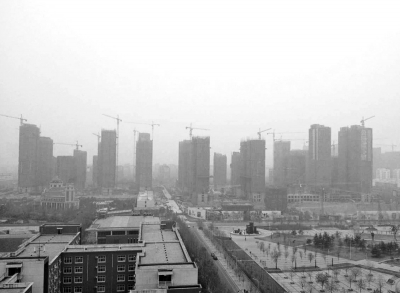 在鄭州市同一地點拍攝的照片，下為1月1日晴朗天氣，上為1月5日霧霾天氣。（拼接圖片）