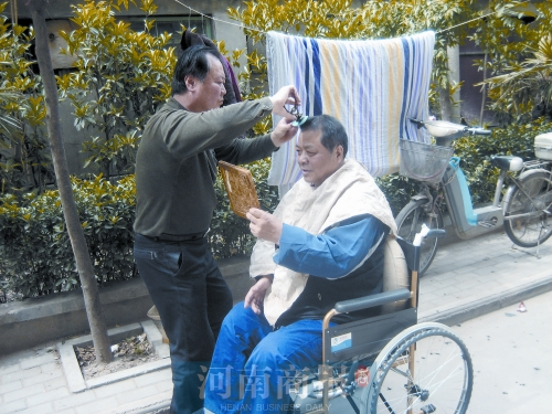 2011年8月18日，老鄰居給高新海剪發(fā)