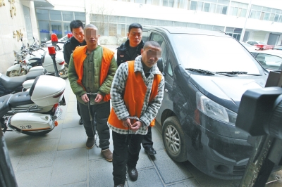 倆刑釋男子，冒充“富二代”，微信搜附近的人，專搶出入娛樂場所女性