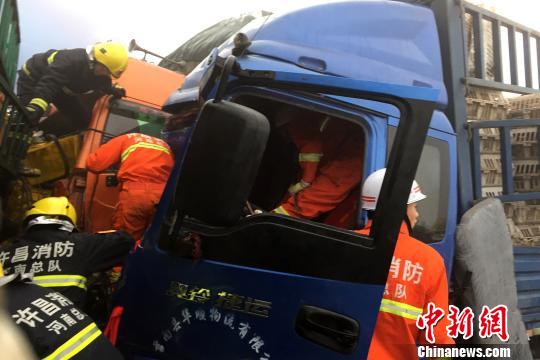 圖為21日，蘭南高速河南段21輛汽車發(fā)生連環(huán)相撞事故，消防人員對被困傷員進(jìn)行緊急救援?！」啤z