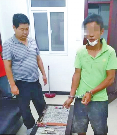 犯罪嫌疑人張某某（右）被抓時，挎包中被搜出兩把長約30厘米的尖刀
