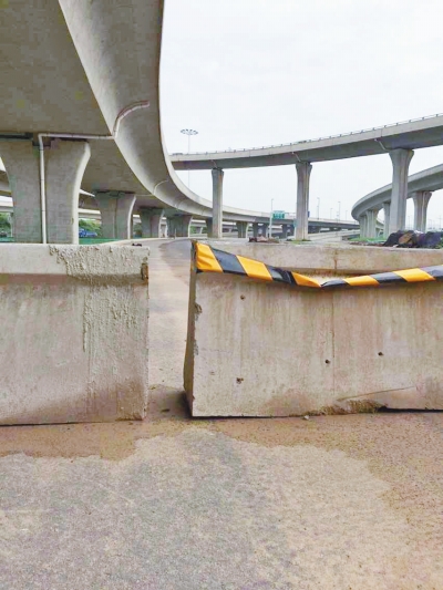  京廣快速路北延地面道路北三環(huán)入口處，一排石墩擋道，不讓入內(nèi)。