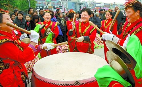 11月15日，鄧州廣大干部群眾載歌載舞慶祝黨的十八大勝利閉幕。