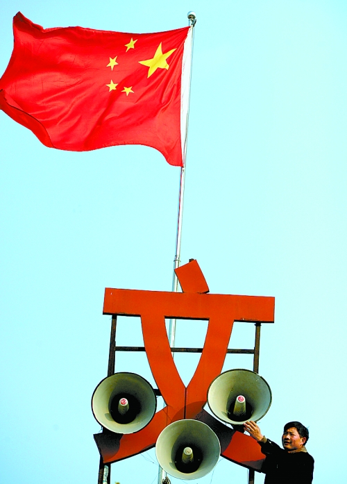 11月15日，新蔡縣磚店鎮(zhèn)黨員劉新峰在村口架起三個(gè)大喇叭，向群眾及時(shí)宣傳十八大精神。