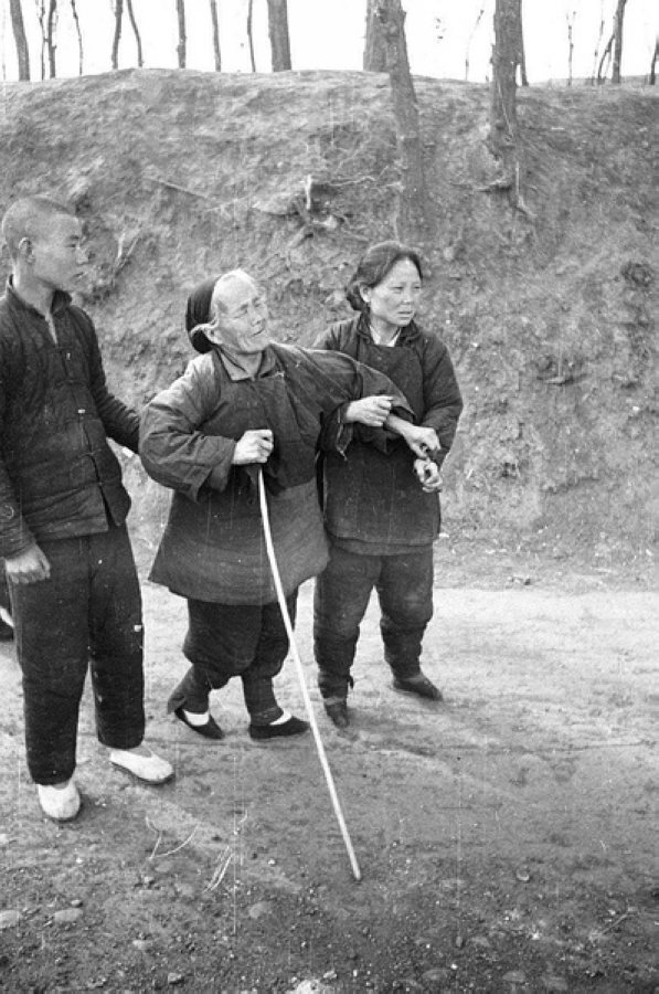 災(zāi)民，看到左側(cè)年輕人的白鞋，應(yīng)該是剛死去親人