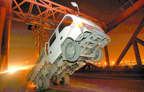 　車上升降機(jī)的工作臺(tái)被卡，車身前部高高翹起。