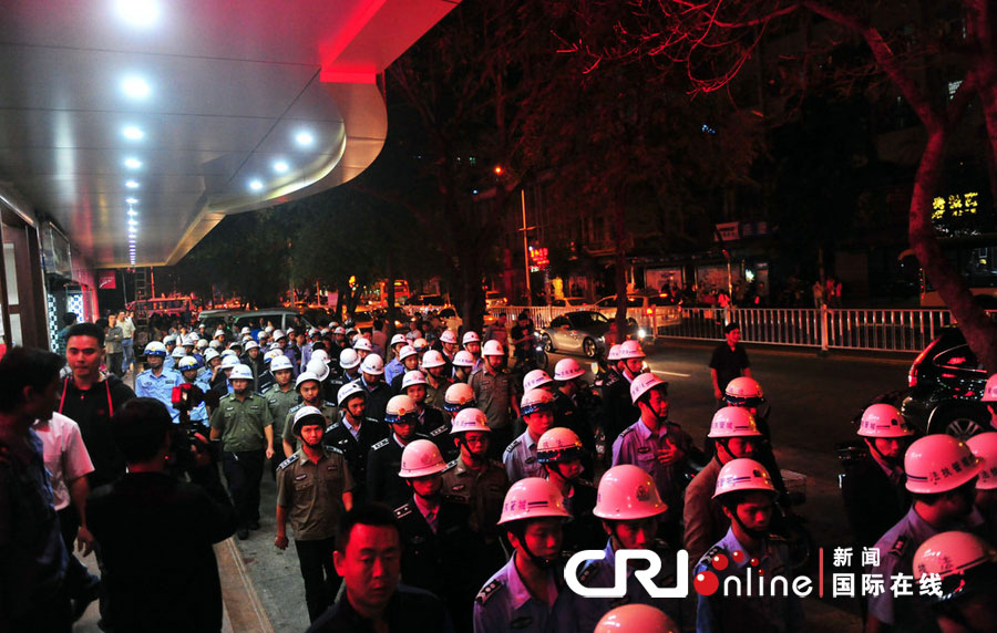 2012年12月26日晚，海南省三亞市，三亞市綜合行政執(zhí)法局河西大隊(duì)近百名城管上街執(zhí)法。