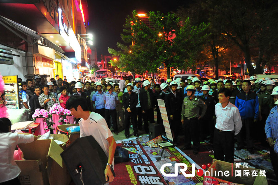　2012年12月26日晚，海南省三亞市，三亞市綜合行政執(zhí)法局河西大隊(duì)近百名城管上街執(zhí)法。