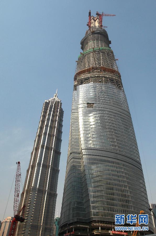 在建的國內第一高樓“上海中心”（右）（4月11日攝）。