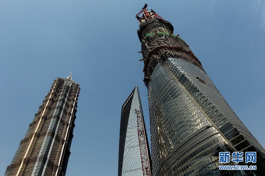 4月11日，正在建設中的“上海中心”（右）的高度已超過金茂大廈（左）和上海環(huán)球金融中心（中）。