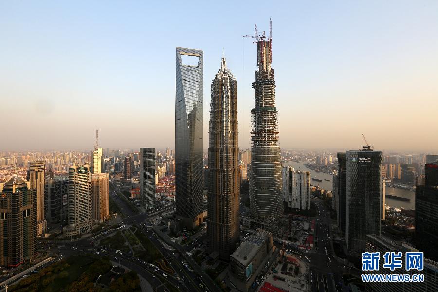 這是4月10日拍攝的上海陸家嘴，右側建設中的超高層建筑為上海中心大廈。