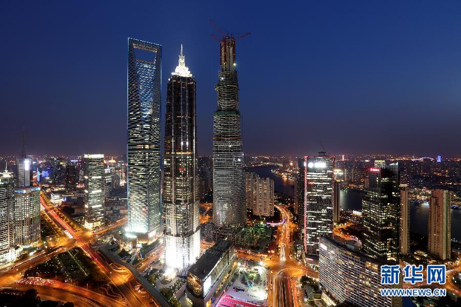 4月10日拍攝的上海陸家嘴，右側建設中的超高層建筑為上海中心大廈。