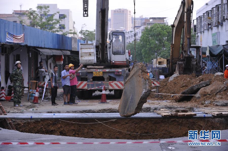 5月21日，在廣東省深圳市龍崗區(qū)橫崗街道紅棉二路華茂工業(yè)園路面塌陷處，救援人員在現(xiàn)場救援。