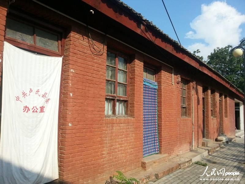 圖為盧氏縣委使用了56年的土坯辦公房。圖片來源：人民網(wǎng)