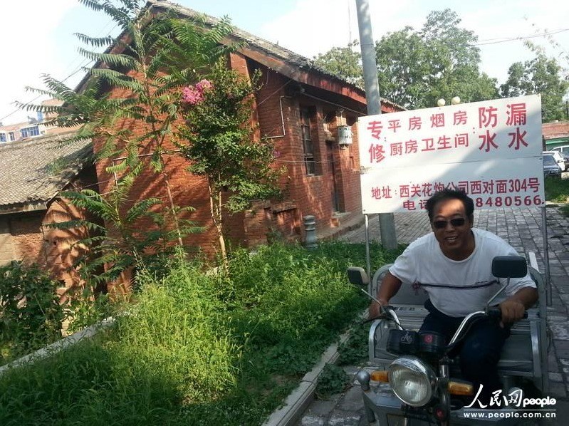 圖為縣委大院依然沒有配備專職保安，群眾可以隨意進(jìn)入。圖片來源：人民網(wǎng)