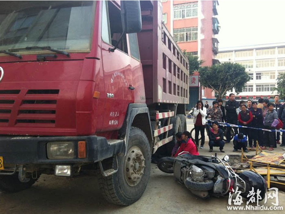 一家四口全被卷渣土車(chē)