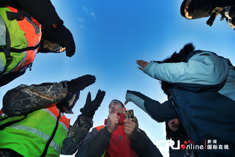 2012年12月23日，北京靈山，救援人員在積雪四十厘米多的山上搜救。